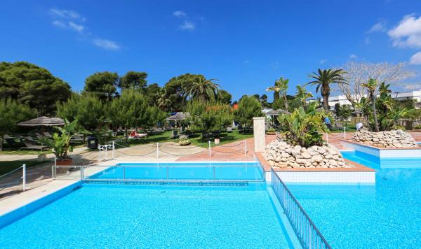 Blick über den Pool und die Gartenanlage