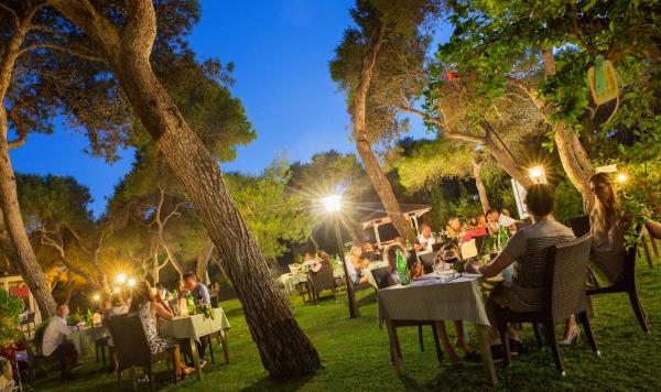 Essen unter den Pinien