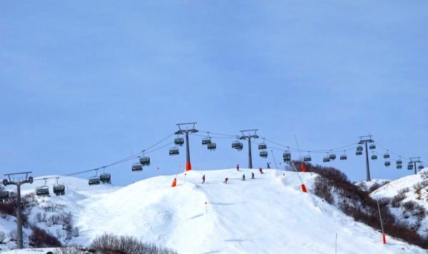 Lift Anlage und Skifahren