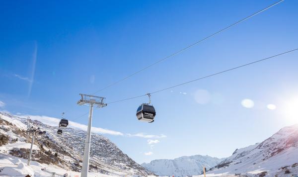 Gondel auf der Piste