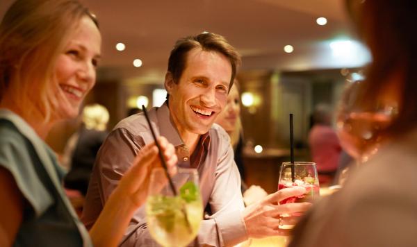 Unterhaltung an der Bar