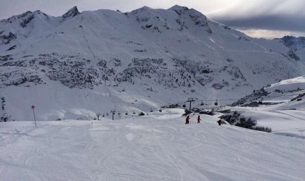 Abfahrt im Skigebiet