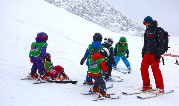 Kinder Skifahren Zuers