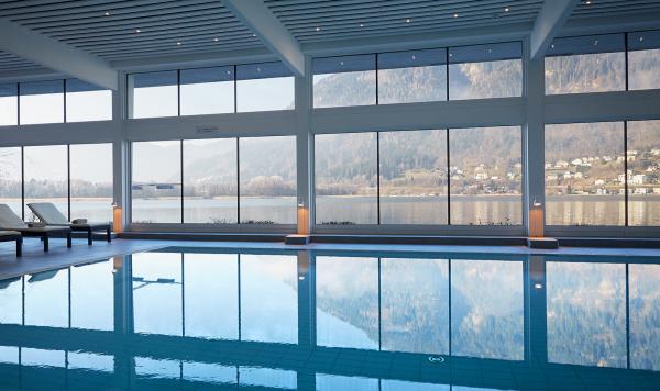 Pool mit Blick auf den See