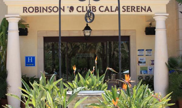 Eingang vom Robinson Cala Serena