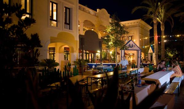 Außenterrasse bei Nacht