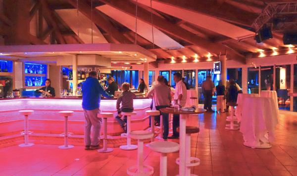 Köstliche Drinks an der Bar