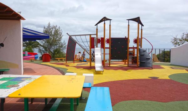 Kinder haben auf dem Spielplatz viel Spaß