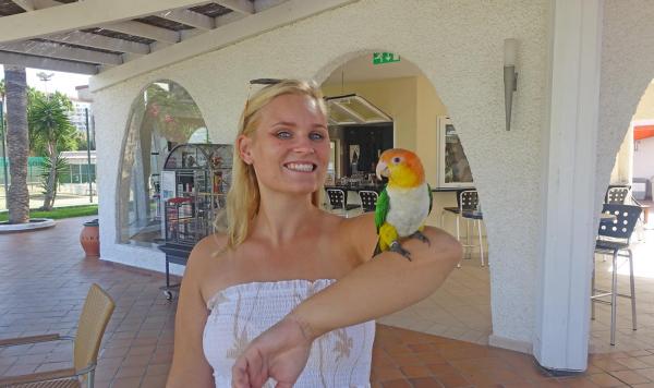 Larissa und Rio der Papagei