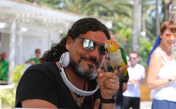 DJ mit Papagai Rio