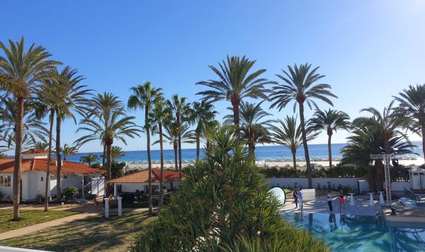 Blick auf Pool und Strand