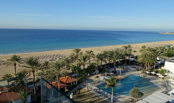 Blick auf Pool und Strand