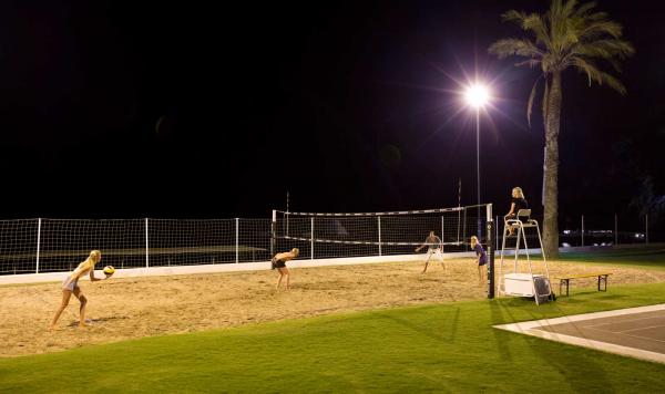 Beachvolleyball bei Nacht