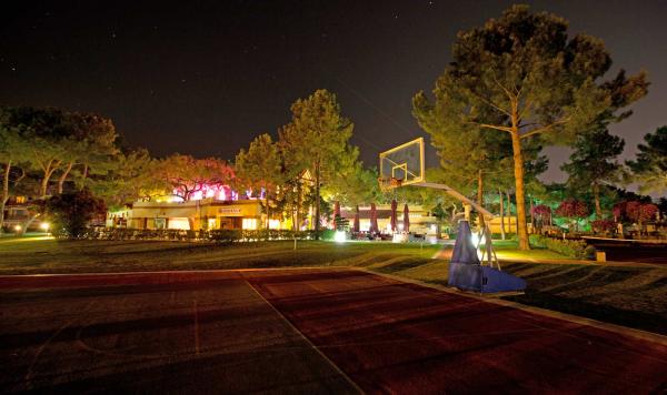 Basketballfeld bei Nacht