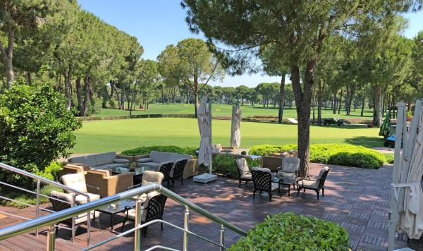 Terrasse Golf Clubhaus