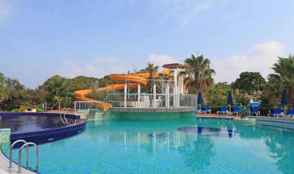 Poolbereich und große Wasserrutsche