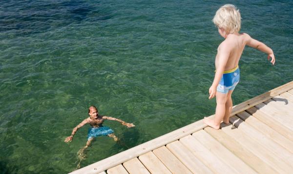 Kinder spielen im Wasser