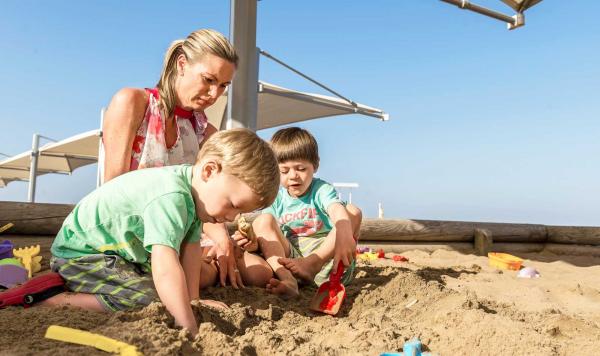 Kinder spielen im Sand