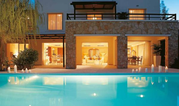 Pavillion mit privatem Pool bei Nacht