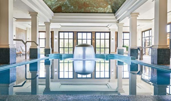 Hallenbad im Wellnessbereich