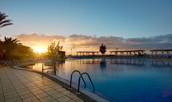 Sonnenuntergang über dem Pool