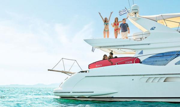 Freunde haben Spass auf dem Meer