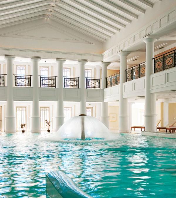 Hallenbad im Wellnessbereich