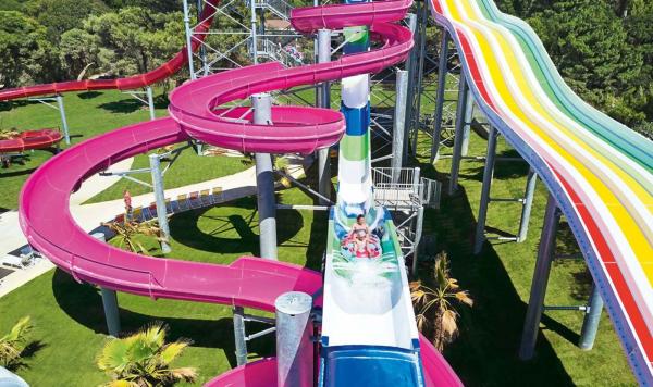 Bunte Wasserrutschen