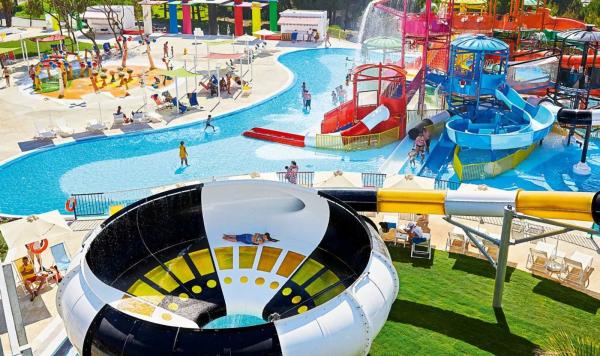 Aquapark mit bunten Wasserrutschen