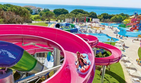 Kinder haben Spass auf der Wasserrutschen