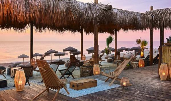 Oasis Beach Bar am Abend