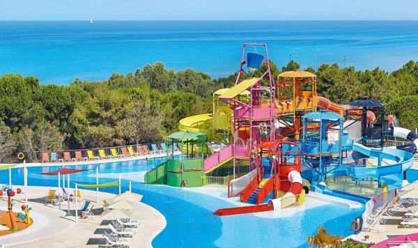 Pool mit bunten Wasserrutschen