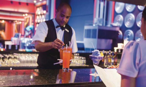 Mitarbeiter an der Bar