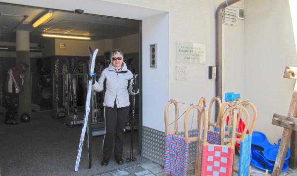 Renate bereit zum Skifahren