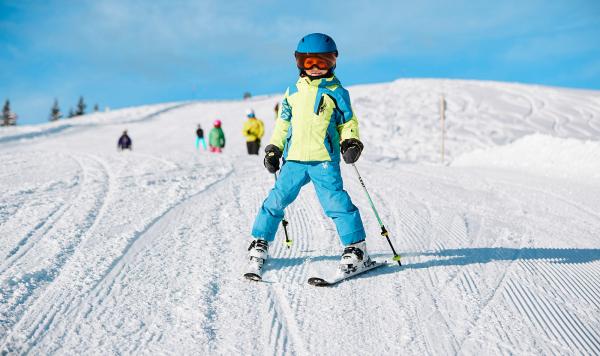 Kinder fahren Ski