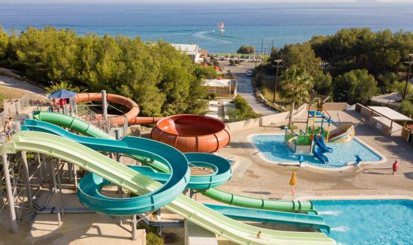Aquapark mit Wasserrutschen