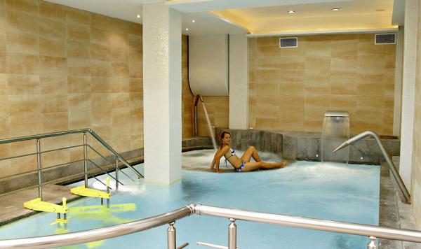 Hallenbad und Whirlpool