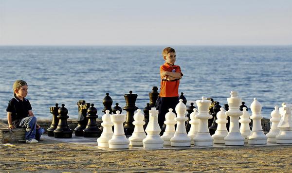 Schach spielen am Strand