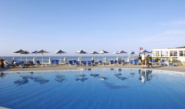 Pool mit Blick auf Strand