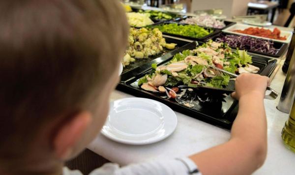 Kind am Buffetbereich