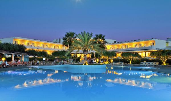 Blick auf Club und Pool