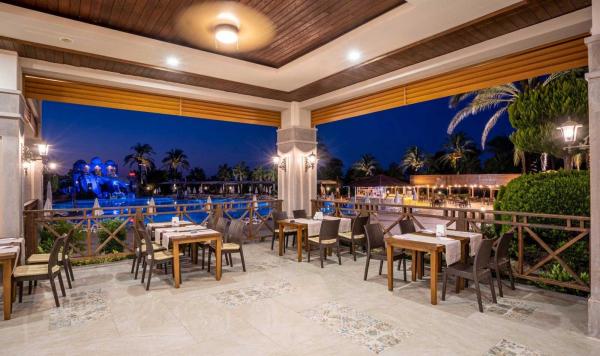 Hauptrestaurant bei der Nacht