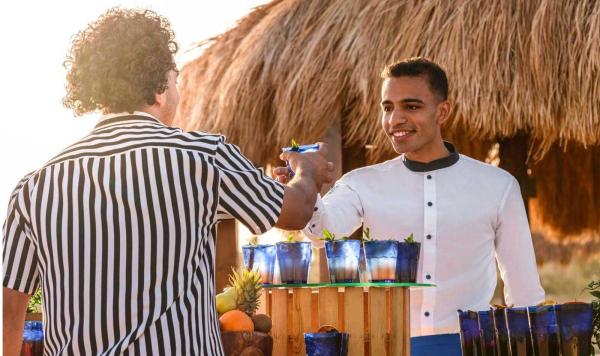 Mitarbeiter an der Bar