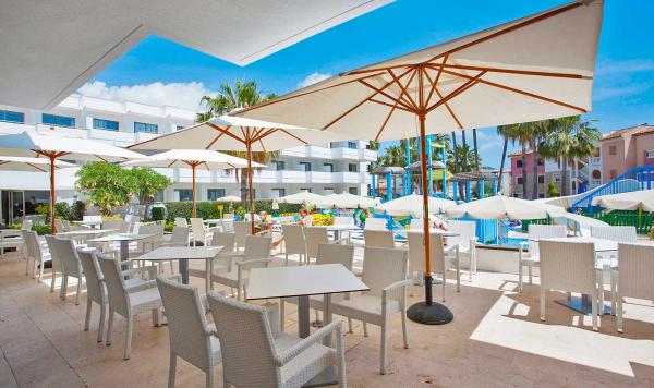 Sitzgelegenheiten mit Blick auf Pool