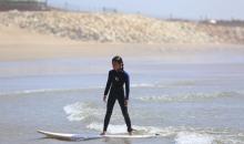 Kind auf Surfbrett