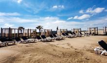 Blick auf den Strand mit komfortablen Liegemöglichkeiten