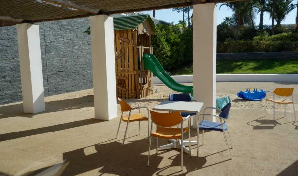 Sitzgelegenheiten beim Spielplatz