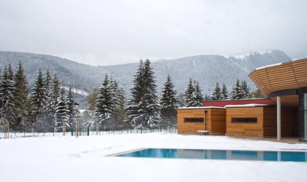 Außenpool im Schnee