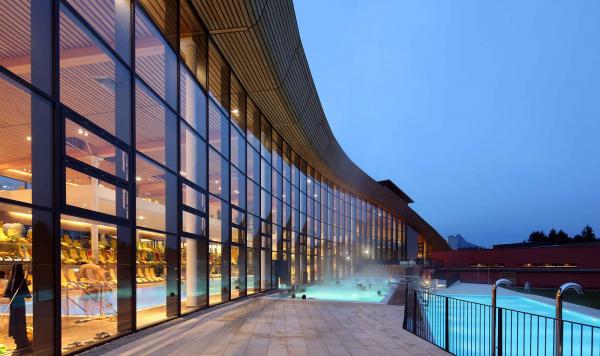 Schwimmbad im Dunkeln