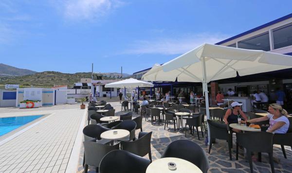 Sitzgelegenheiten am Pool